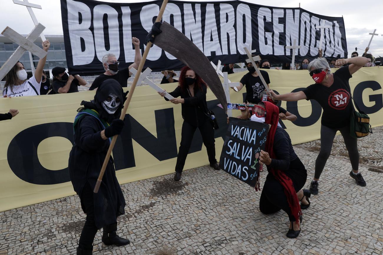 Une performance contre la politique sanitaire du président Bolsonaro pendant la pandémie. [Keystone - Eraldo Peres]
