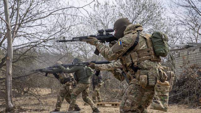 Des soldats ukrainiens, photographiés le 29 mars 2022 près de Lviv. [AP/Keystone - Nariman El-Mofty]