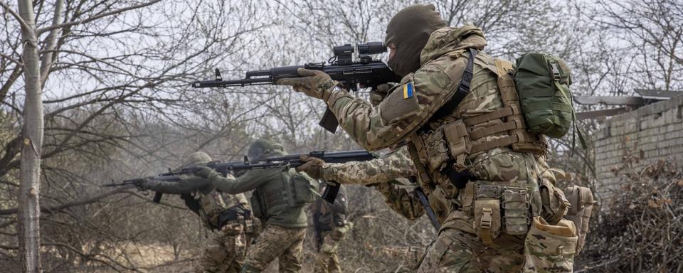 Des soldats ukrainiens, photographiés le 29 mars 2022 près de Lviv. [AP/Keystone - Nariman El-Mofty]