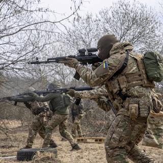 Des soldats ukrainiens, photographiés le 29 mars 2022 près de Lviv. [AP/Keystone - Nariman El-Mofty]