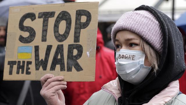 Un manifestant porte une pancarte sur laquelle on peut lire "Stop à la guerre" lors d'un rassemblement contre l'opération militaire de la Russie en Ukraine, à Belgrade, en Serbie, le 6 mars 2022 [ANDREJ CUKIC - EPA]