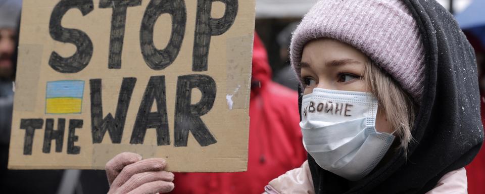 Un manifestant porte une pancarte sur laquelle on peut lire "Stop à la guerre" lors d'un rassemblement contre l'opération militaire de la Russie en Ukraine, à Belgrade, en Serbie, le 6 mars 2022 [ANDREJ CUKIC - EPA]