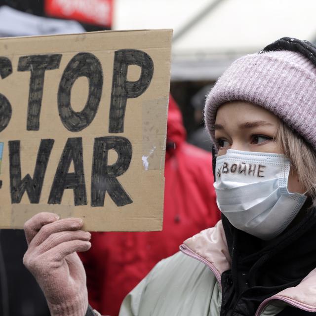 Un manifestant porte une pancarte sur laquelle on peut lire "Stop à la guerre" lors d'un rassemblement contre l'opération militaire de la Russie en Ukraine, à Belgrade, en Serbie, le 6 mars 2022 [ANDREJ CUKIC - EPA]