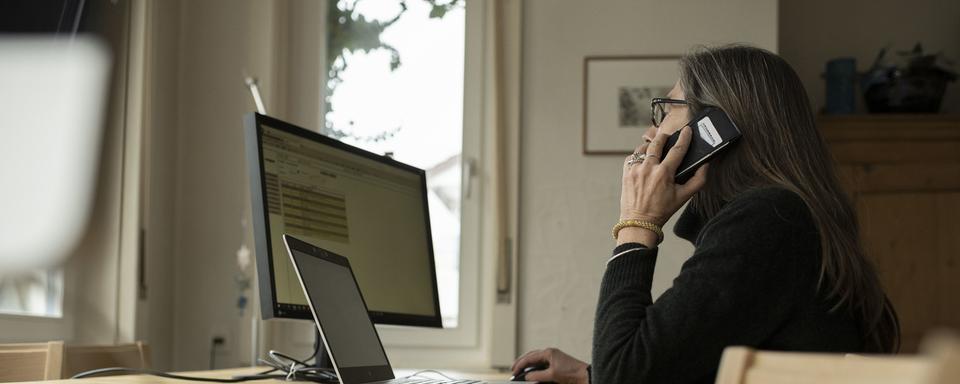 Une femme en télétravail à Aarau. [Keystone - Christian Beutler]