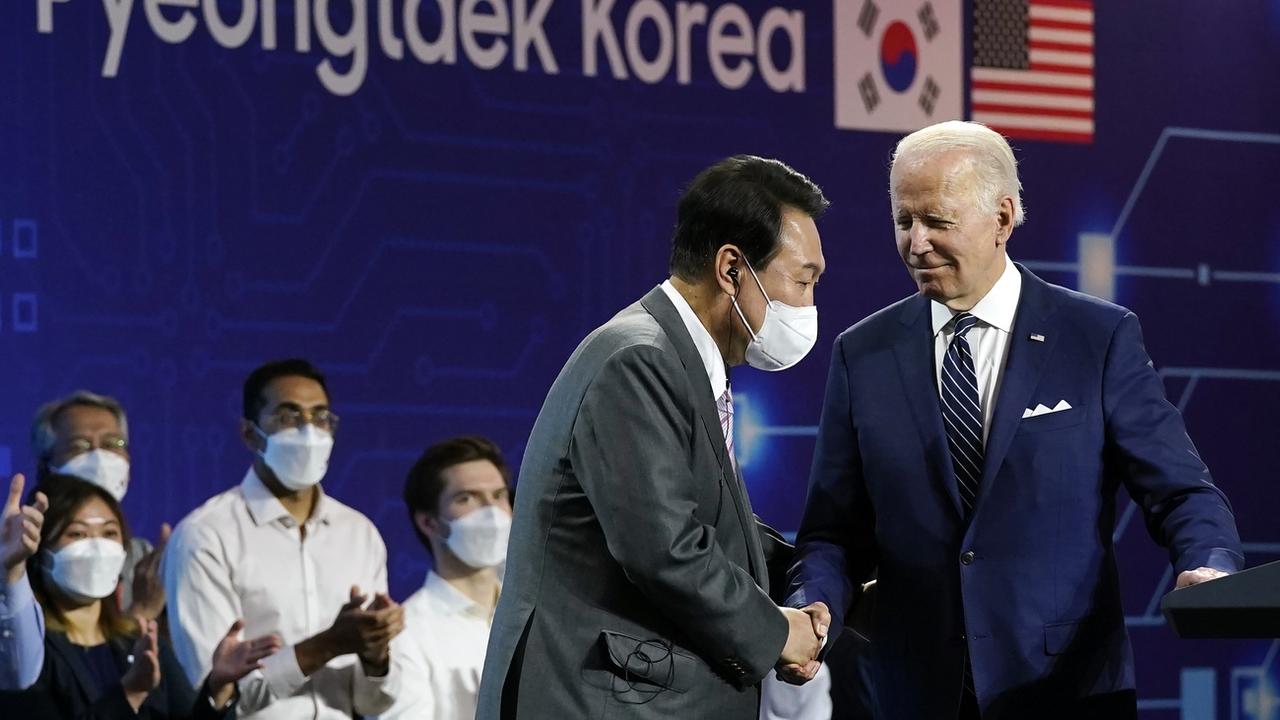 Joe Biden en compagnie du président sud-coréen Yoon Suk-Yeol à Pyeongtaek, 20.05.2022. [AP/Keystone - Evan Vucci]