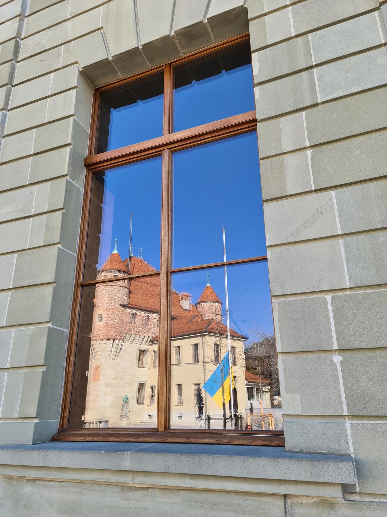 Le drapeau ukrainien hissé devant le Château Saint-Maire à Lausanne. [Valentin Jordil]