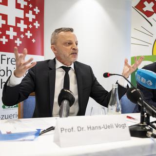 Le conseiller national UDC zurichois Hans-Ueli Vogt a annoncé sa candidature à la succession d'Ueli Maurer lors d'une conférence de presse mercredi. [Keystone - Ennio Leanza]