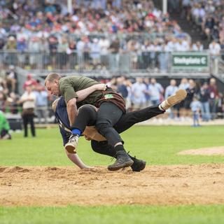 Samedi 27 août: empoignade à la culotte à la fête fédérale de lutte à Pratteln. [Keystone - Urs Flueeler]