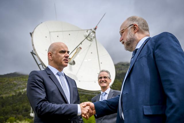 Le conseiller fédéral Alain Berset avec le directeur d'Eumetsat Phil Evans. [Keystone - Jean-Christophe Bott]