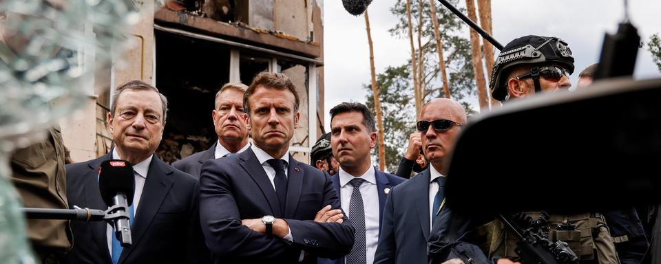 Le Premier ministre italien Mario Draghi (à gauche) et le Président français Emmanuel Macron (à droite) visitent Irpin, Ukraine, 16 juin 2022. [EPA/KEYSTONE - Ludovic Marin]