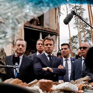 Le Premier ministre italien Mario Draghi (à gauche) et le Président français Emmanuel Macron (à droite) visitent Irpin, Ukraine, 16 juin 2022. [EPA/KEYSTONE - Ludovic Marin]