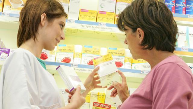 Des traitements contre la ménopause présentés dans une pharmacie. [AFP - Chassenet/BSIP]