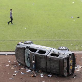 En Indonésie, un mouvement de foule après un match de foot a fait au moins 170 morts. [AP Photo - Trisnadi]