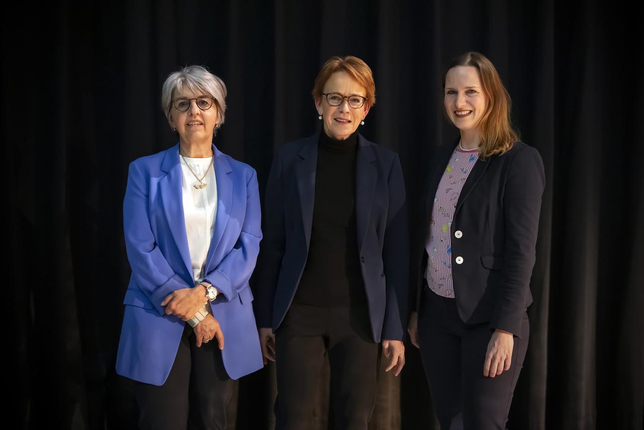 De gauche à droite, Elisabeth Baume-Schneider, Eva Herzog et Evi Allemann. [Keystone - Michael Buholzer]