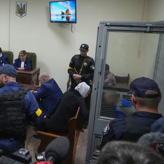 Un premier procès pour crime de guerre contre un soldat russe s'est ouvert en Ukraine. [Keystone/AP Photo - Efrem Lukatsky]