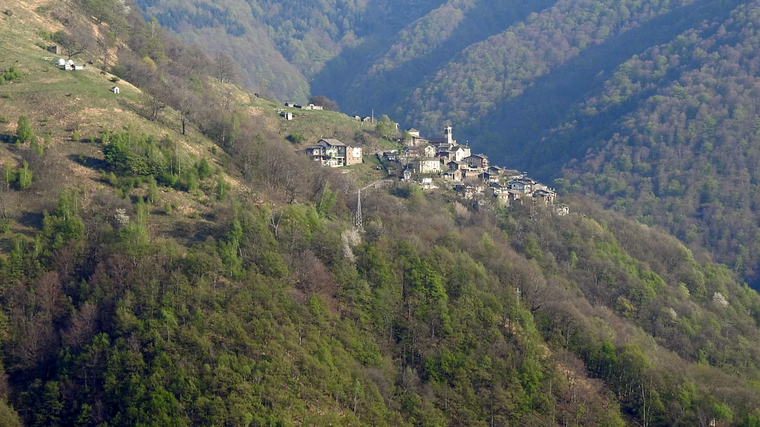 Le petit village de Monteviasco est perdu dans les montagnes à 1000 mètres d'altitude. [CC-BY-SA - Flodur63]