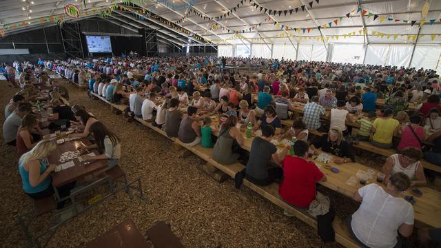 Des personnes participent au loto du premier Giron cantonal fribourgeois intitulé "Farvagny 2014 - Les grandes nouveautés", le jeudi 17 juillet 2014 à Farvagny. [KEYSTONE - Anthony Anex]