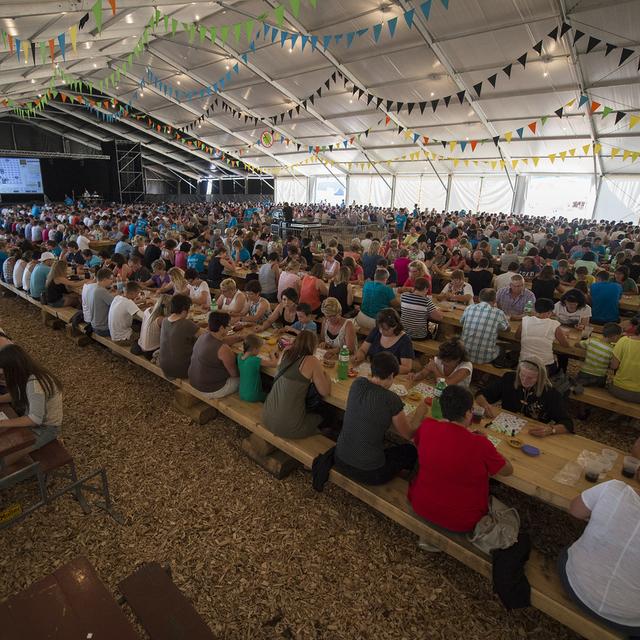 Des personnes participent au loto du premier Giron cantonal fribourgeois intitulé "Farvagny 2014 - Les grandes nouveautés", le jeudi 17 juillet 2014 à Farvagny. [KEYSTONE - Anthony Anex]