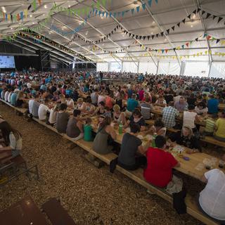 Des personnes participent au loto du premier Giron cantonal fribourgeois intitulé "Farvagny 2014 - Les grandes nouveautés", le jeudi 17 juillet 2014 à Farvagny. [KEYSTONE - Anthony Anex]