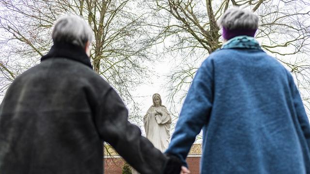 Une centaine de catholiques LGBT+, employés de l'Eglise ou engagés dans leur paroisse, ont fait leur coming out lundi en Allemagne, dénonçant la "discrimination et l'exclusion" qu'ils subissent et demandant le "libre accès" aux professions pastorales. [KEYSTONE - GUIDO KIRCHNER]