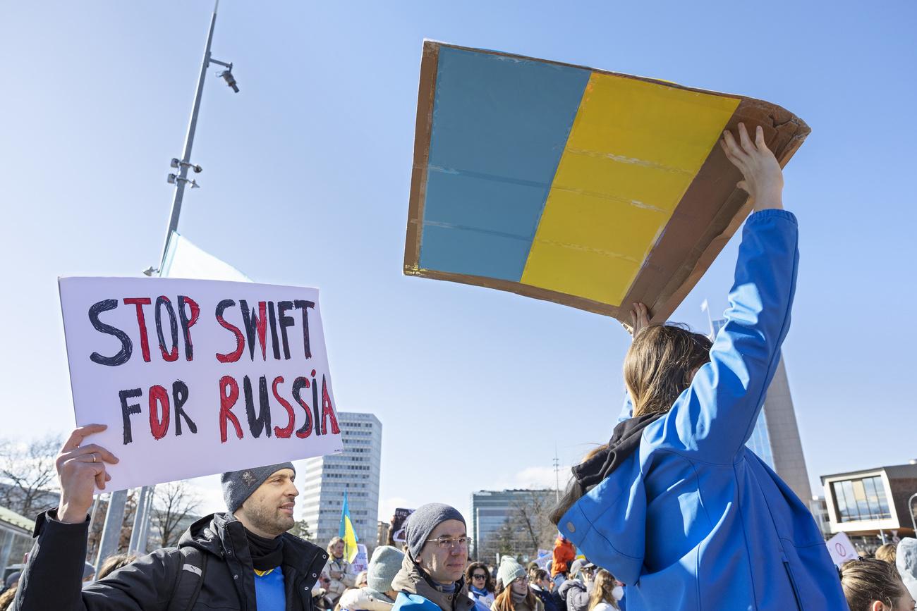 Des manifestants sur la place de Nations, à Genève, demandant le retrait de la Russie de la plateforme Swift, le samedi 26 février 2022. [Keystone - Salvatore Di Nolfi]