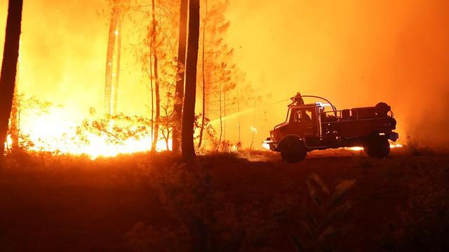 Les brasiers se multiplient en France dans des forêts desséchées par les vagues de chaleur et le manque historique de pluie. [Keystone - (SDIS 33 via AP)]