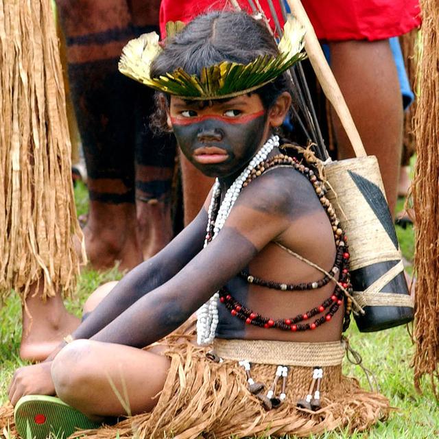 Enfant issu d'une tribu amazonienne lors d'une manifestation à Brasilia, avril 2005. Au Brésil, l'existence des peuples autochtones d'Amazonie est notamment menacée par l'activité des exploitants forestiers. [AP Photo/Keystone - Antonio Cruz]