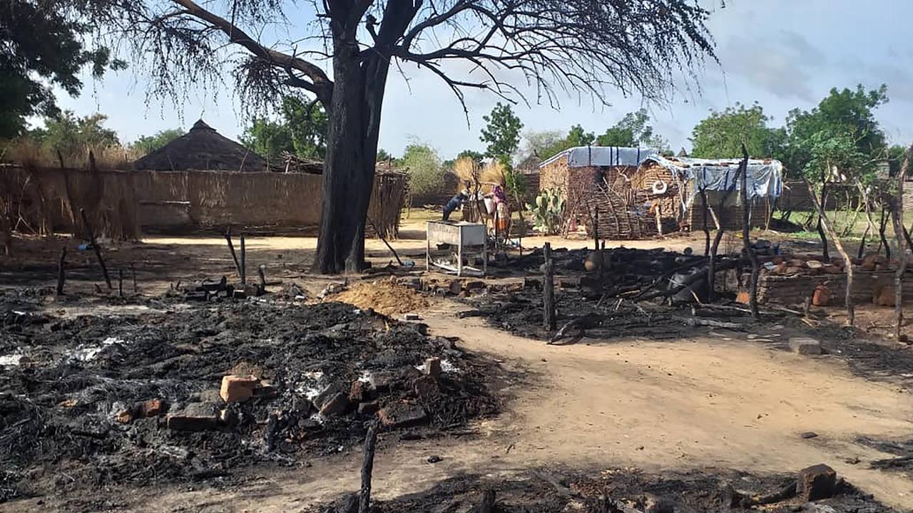 Habitations incendiées lors d'une précédente vague de violences au Darfour en juillet 2020. [AP/Keystone - Mustafa Younes]