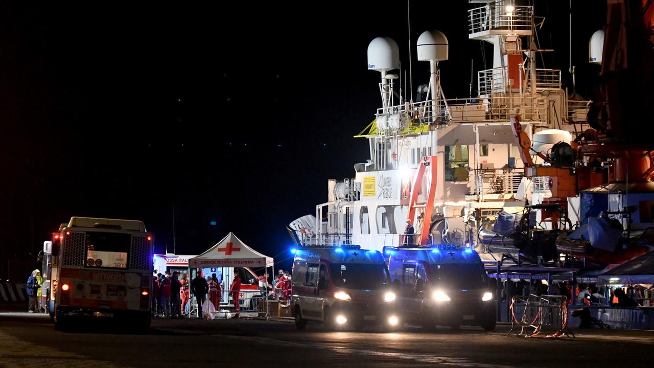 Le navire Humanity 1 est arrivé à Catane, en Sicile, avec 179 migrants à bord. [Keystone - EPA/Orietta Scardino]