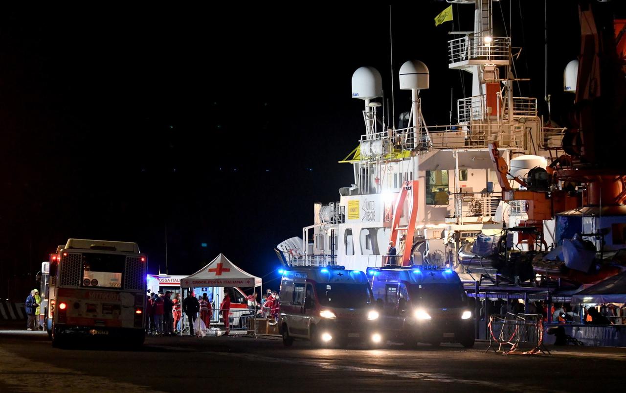 Le navire Humanity 1 est arrivé à Catane, en Sicile, avec 179 migrants à bord. [Keystone - EPA/Orietta Scardino]