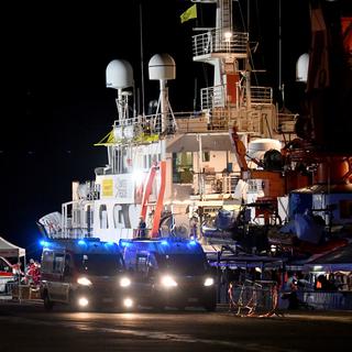 Le navire Humanity 1 est arrivé à Catane, en Sicile, avec 179 migrants à bord. [Keystone - EPA/Orietta Scardino]