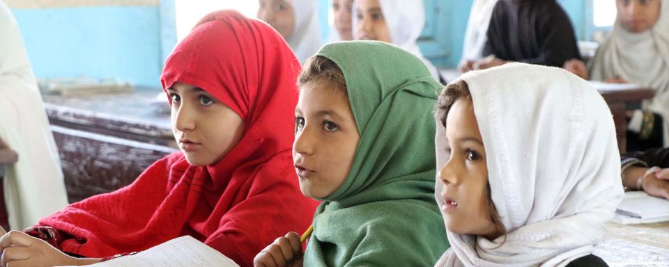 Des écolières afghanes à Kandahar, Afghanistan, le 18 octobre 2021. Les talibans ont ouvert les portes des écoles aux garçons dans tout le pays le 18 septembre 2021, mais ont interdit aux filles de plus de 12 ans d'assister aux cours. Pour contourner cette interdiction, des écoles secondaires clandestines ont vu le jour. [Keystone/EPA - Stringer]