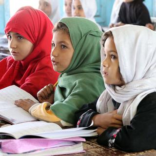 Des écolières afghanes à Kandahar, Afghanistan, le 18 octobre 2021. Les talibans ont ouvert les portes des écoles aux garçons dans tout le pays le 18 septembre 2021, mais ont interdit aux filles de plus de 12 ans d'assister aux cours. Pour contourner cette interdiction, des écoles secondaires clandestines ont vu le jour. [Keystone/EPA - Stringer]