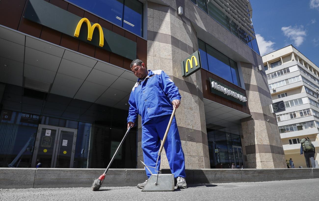 McDonald's va quitter définitivement la Russie en réaction à l'invasion de l'Ukraine. [Keystone/EPA - Yuri Kochetkov]
