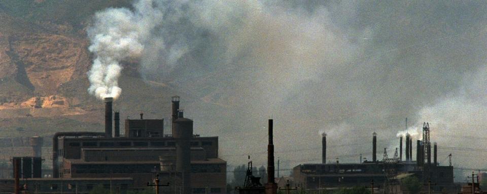 La fumée remplit l'air d'une cimenterie au charbon près de Datong dans la province chinoise du Shanxi. [Greg Baker]