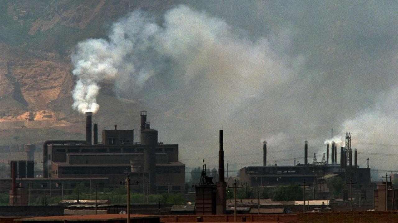 La fumée remplit l'air d'une cimenterie au charbon près de Datong dans la province chinoise du Shanxi. [Greg Baker]
