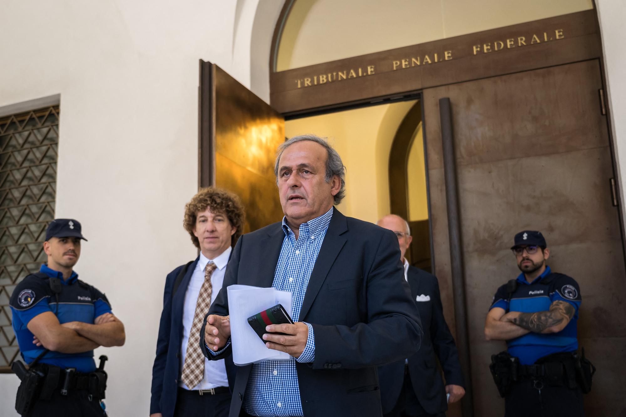 Michel Platini à sa sortie du Tribunal pénal fédéral à Bellinzone. [AFP - Fabrice Coffrini]