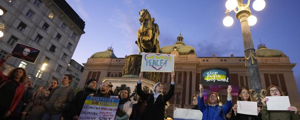 Une manifestation en Serbie contre la mobilisation partielle annoncée par Vladimir Poutine. [Keystone - AP Photo/Darko Vojinovic]