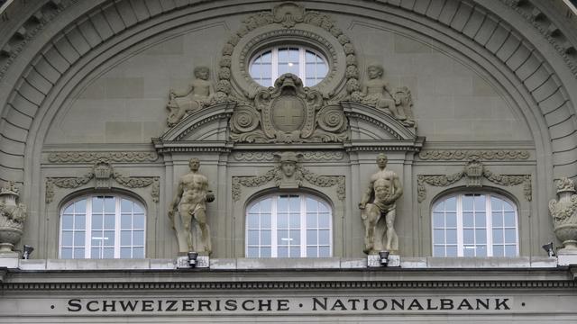 La façade de la Banque nationale suisse BNS photographiée sur la Bundesplatz, un jour avant la conférence de presse semestrielle de la Banque nationale suisse (BNS), à Berne, en Suisse, mercredi 17 juin 2020. [KEYSTONE - Anthony Anex]