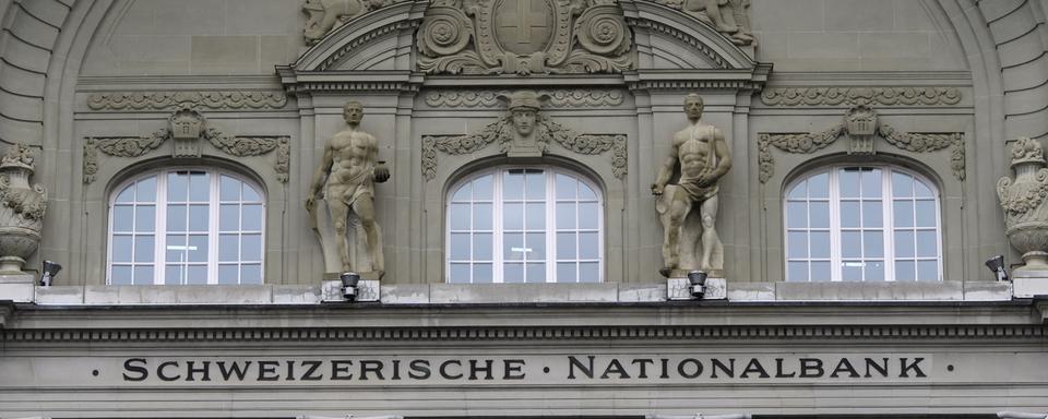 La façade de la Banque nationale suisse BNS photographiée sur la Bundesplatz, un jour avant la conférence de presse semestrielle de la Banque nationale suisse (BNS), à Berne, en Suisse, mercredi 17 juin 2020. [KEYSTONE - Anthony Anex]