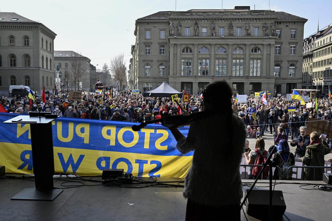 Des milliers de personnes manifestent contre la guerre en Ukraine à Berne. [Keystone - Peter Schneider]