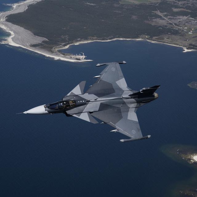 Un avion de chasse suédois Jas 39 Gripen E survole l'île de Gotland dans la mer Baltique, en Suède, le 11 mai 2022. [keystone - Henrik Montgomery]