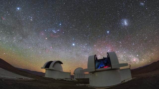 Les télescopes SPECULOOS de l'Observatoire européen austral (ESO) scrutent le ciel nocturne dans le désert de l'Atacama, au Chili. [ESO - P. Horálek]