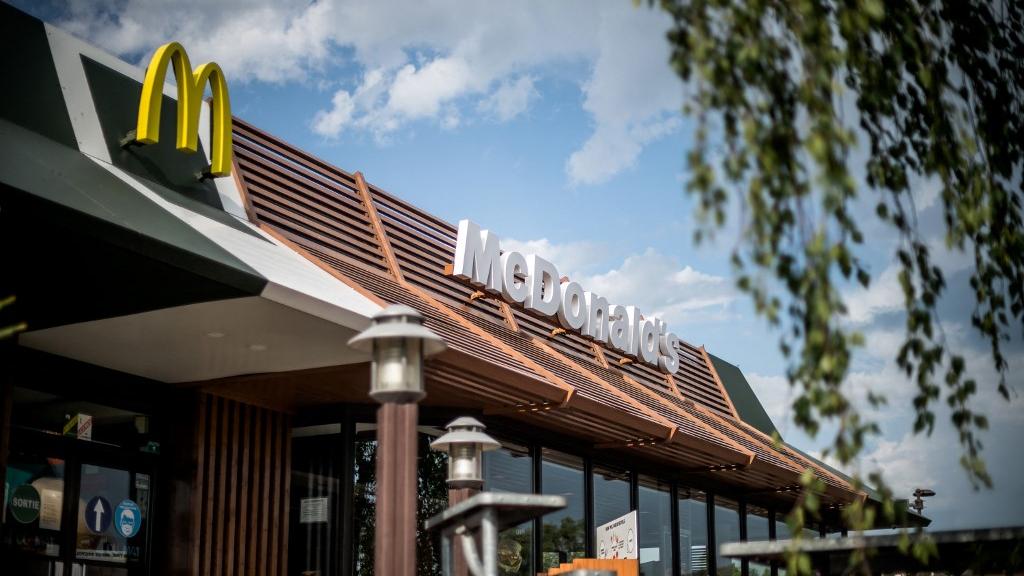 McDonald's va payer 1,25 milliard d'euros pour éviter des poursuites en France. [AFP - Arthur Nicholas Orchard]