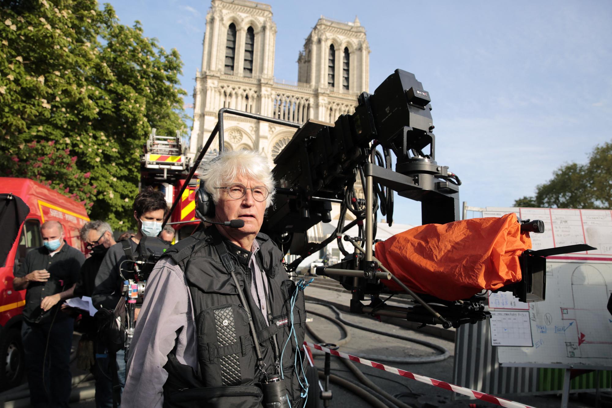 Jean-Jacques Annaud sur le tournage de "Notre-Dame brûle" en 2022. [COLLECTION CHRISTOPHEL VIA AFP - ©DAVID KOSKAS]