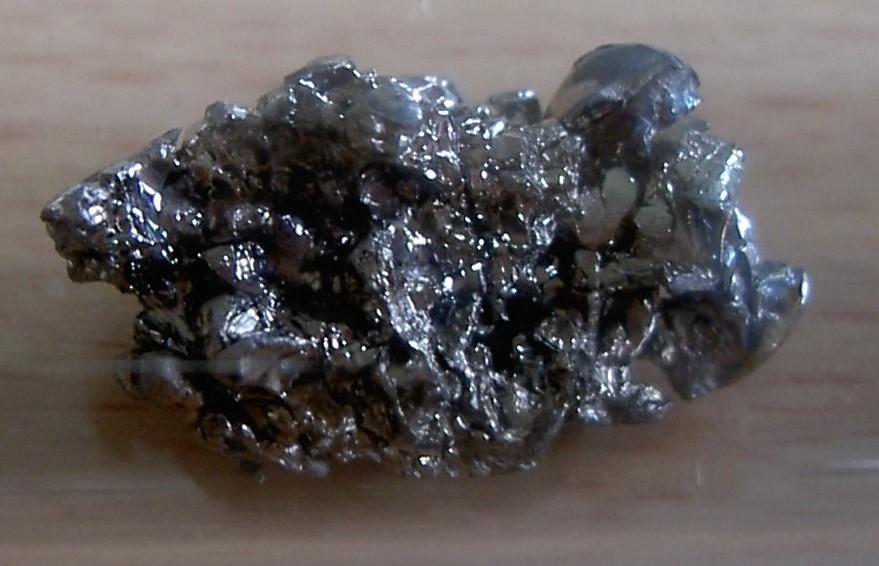 Un morceau de baryum pur dans une atmosphère protectrice de gaz d'argon. [Wikimedia - Curnen/Public Domain]