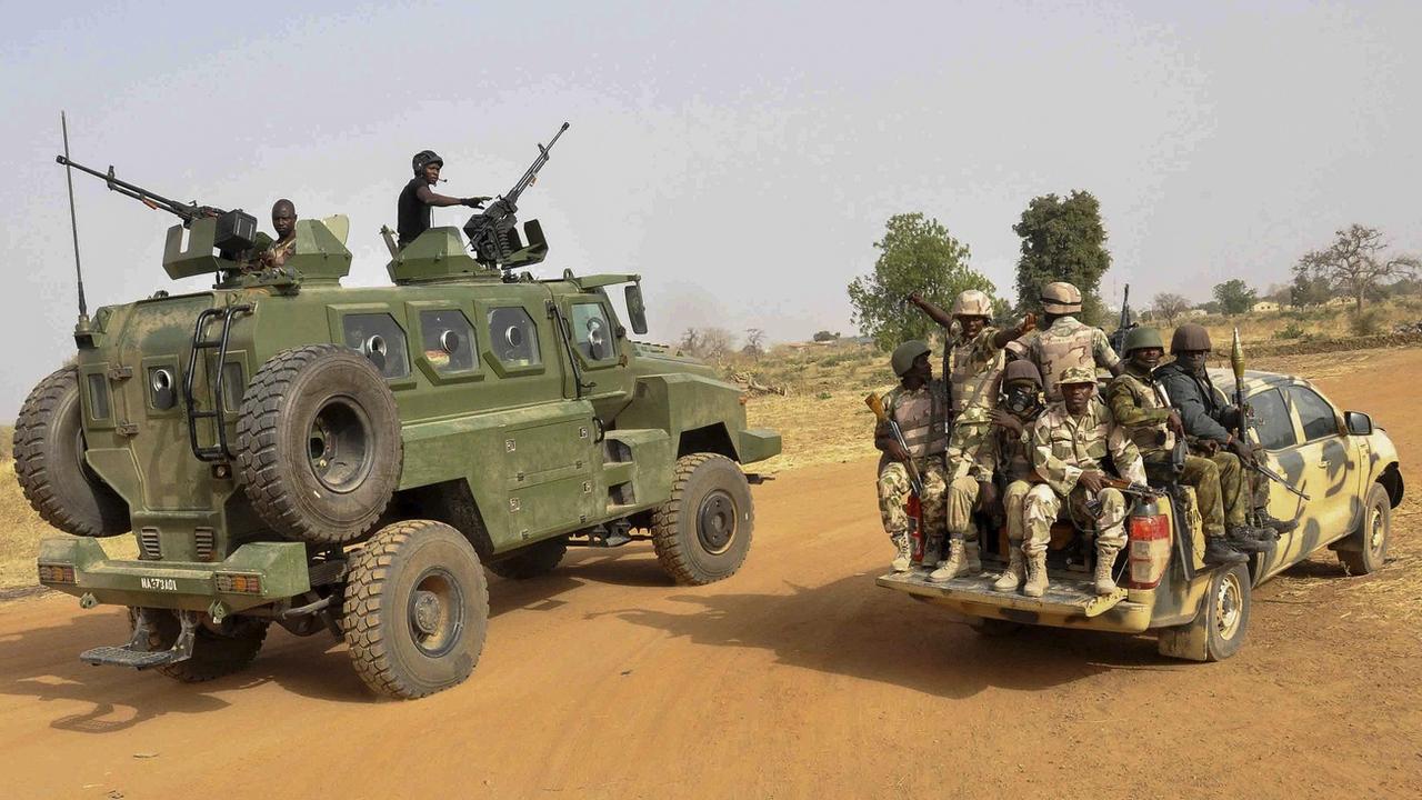 L'armée nigériane patrouille à Chibok au nord-est du Nigeria, le 5 mars 2015 (image prétexte). [Keystone/EPA - Henry Ikechukwu]