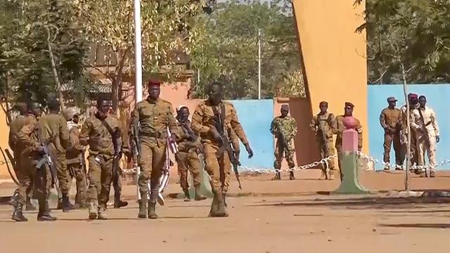 Les militaires annoncent à la télévision avoir pris le pouvoir au Burkina Faso. [Keystone - AP Photo]