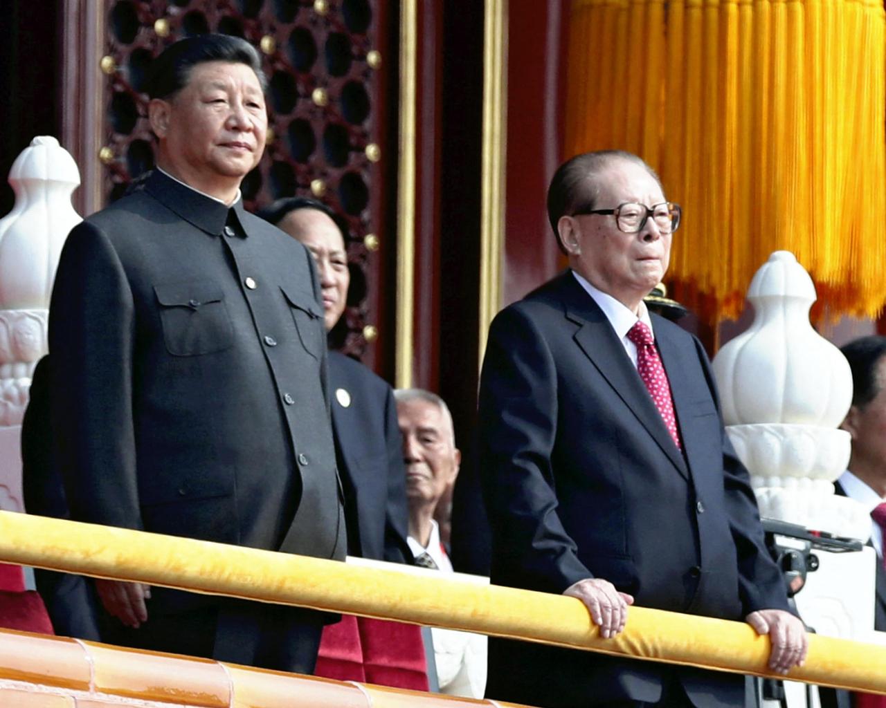 Jiang Zemin, ici au côté de l'actuel président chinois Xi Jinping en 2019, a continué à avoir une grande influence sur la politique chinoise longtemps après son départ du pouvoir. [AFP - Koki Kataoka]