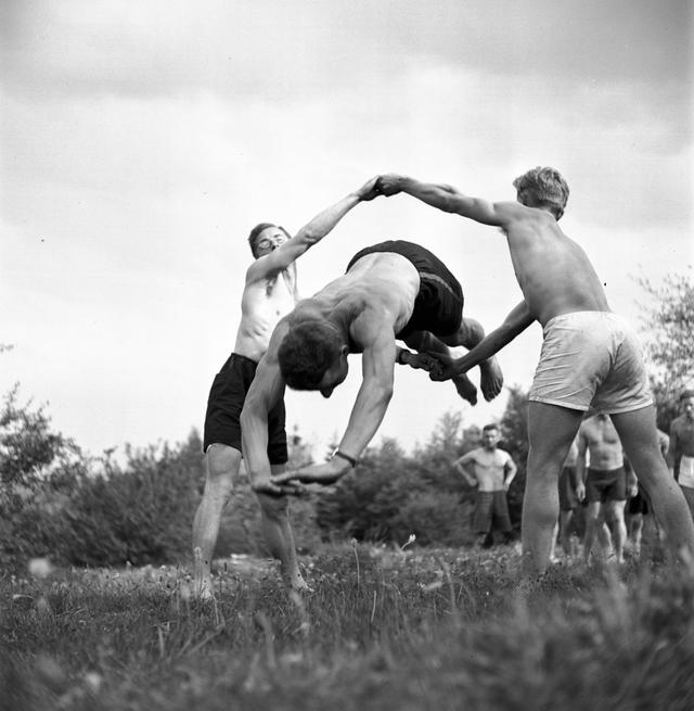 De jeunes hommes formés pour devenir instructeurs d'une classe préliminaire militaire. Magglingen, le 21 mai 1943. [Keystone - Photopress-Archiv/Walter Studer]